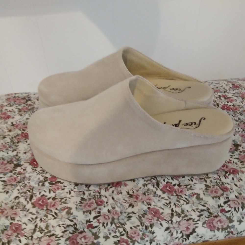 Size 9m Free People tan suede slip ons